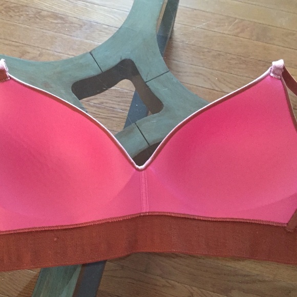 VS PINK Bra size 32C - Picture 5 of 10